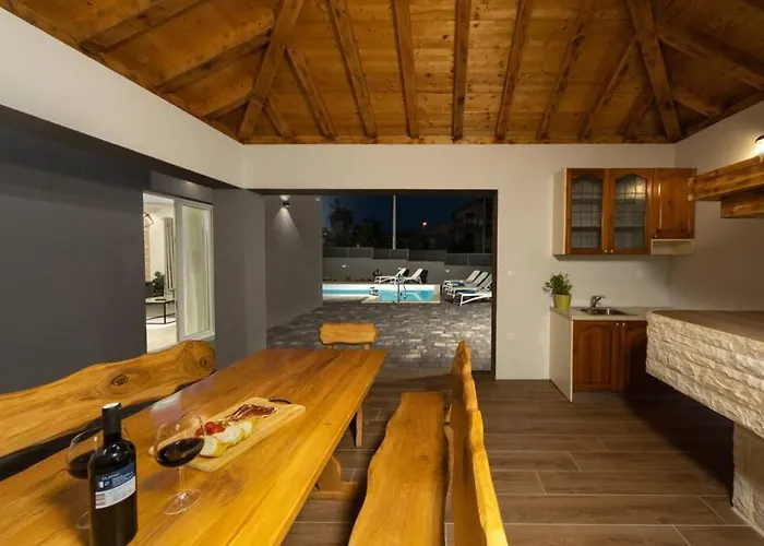 Vila Danica With Pool *