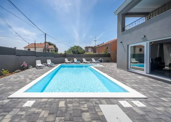 Danica With Pool Бибинье