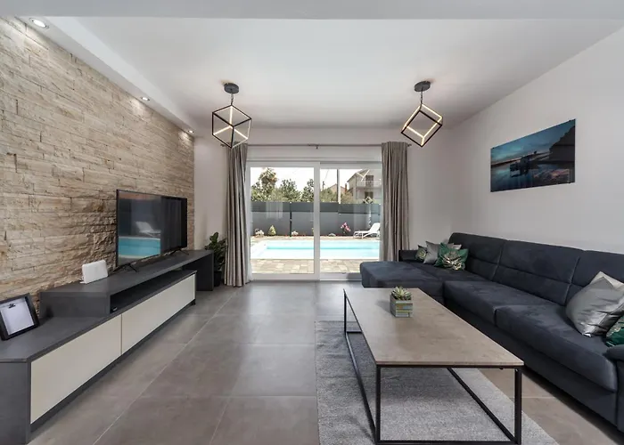 Danica With Pool Вилла *